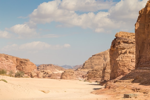 砂漠 赤い山 岩 青い空 エジプト シナイ半島 プレミアム写真