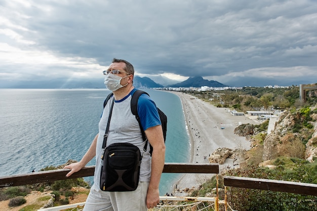 アンタルヤ トルコの人気のないビーチ ヨーロッパの観光客は 保護マスクを着用 プレミアム写真