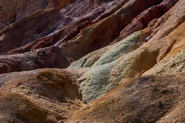 強い日光の背景の概念またはテクスチャと砂漠と岩山 プレミアム写真