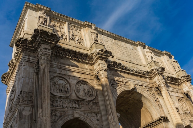 イタリア ローマのコンスタンティヌスの凱旋門の詳細 プレミアム写真