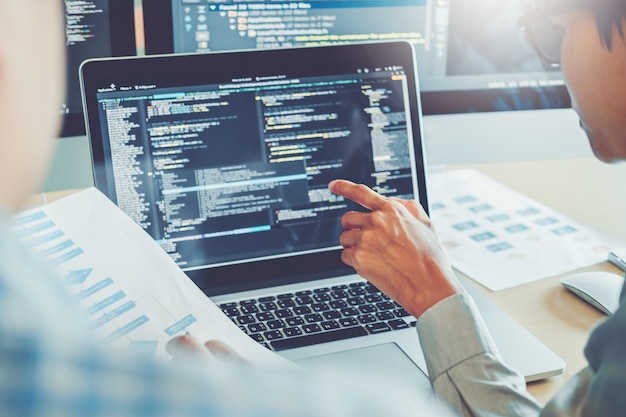 Developing programmer team development website design and coding technologies Premium Photo