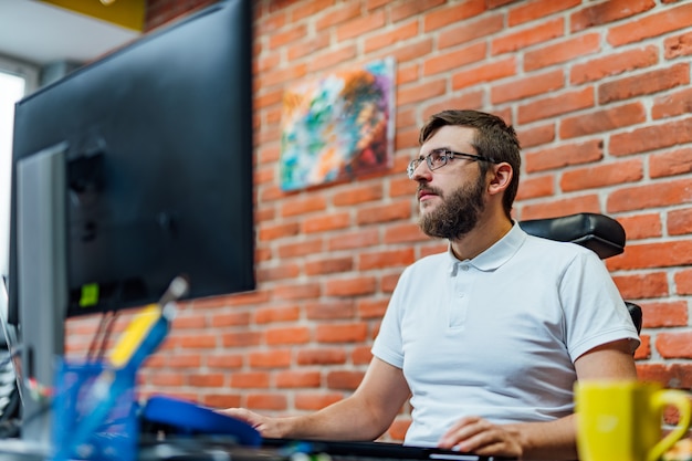 Developing programming and coding technologies. website design. programmer working in a software develop company office. Premium Photo