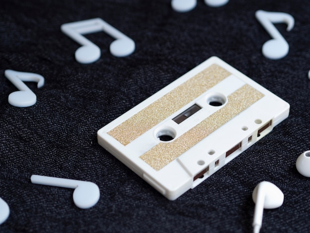 Diagonal view white minimalistic cassette tape Free Photo