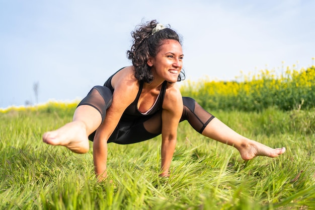 ilt Utilfreds metan Premium Photo | Difficult yoga exercise in the middle of nature, pilates  practice