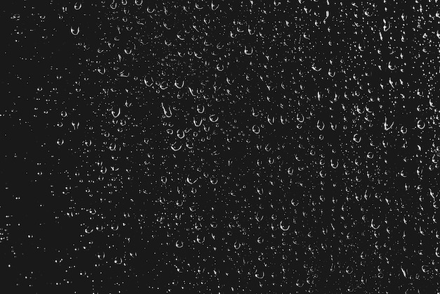 雨の滴で汚れた窓からす 雨滴と大気モノクロ暗い背景 しずくと汚れがクローズアップ コピースペースを持つマクロで詳細な透明なテクスチャ 夜の雨 プレミアム写真