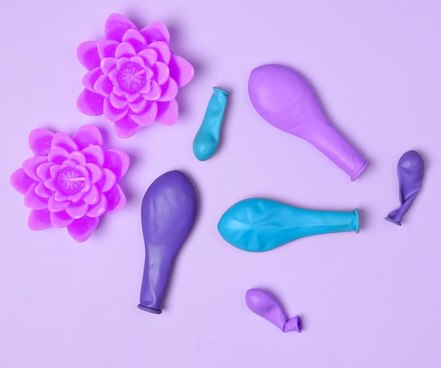 消えた風船と紫の花の形のキャンドル プレミアム写真