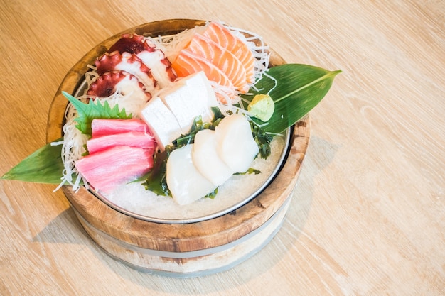 free-photo-dish-with-variety-of-raw-fish