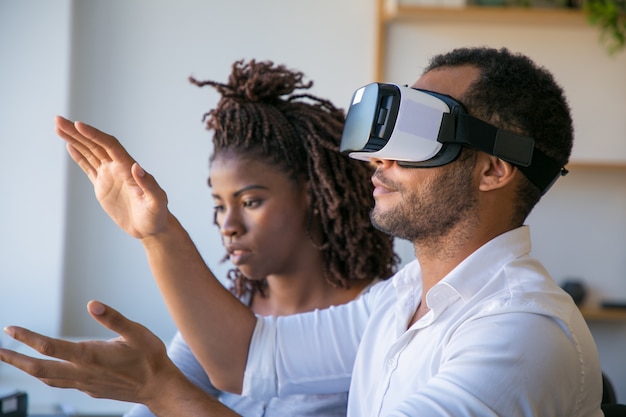 Diverse colleagues testing vr simulator together Free Photo