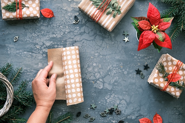 Diyのクリスマスギフトや手作りの装飾品 クラフトの包装紙で包まれたギフトボックス プレミアム写真