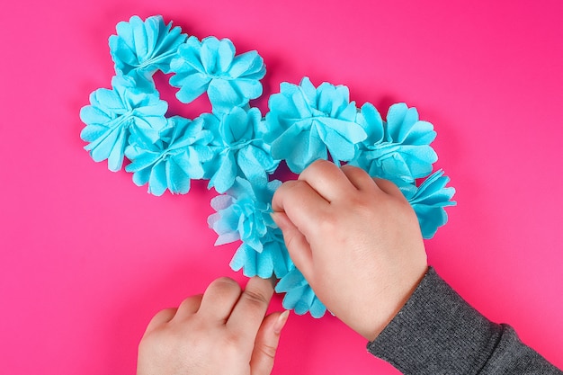 Diy 8製段ボール装飾造花は 青いティッシュペーパーナプキンピンクの背景を作った プレミアム写真