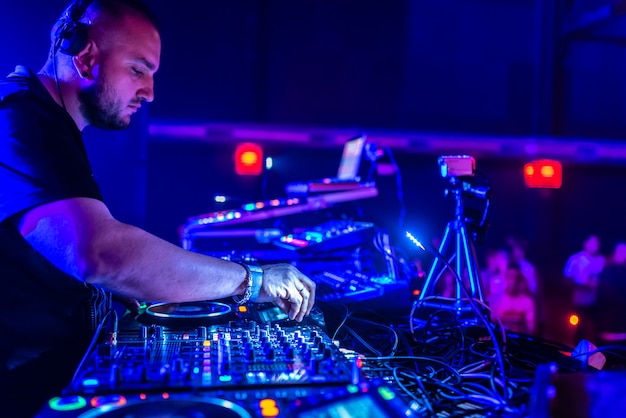 ナイトクラブでのdjプレイングハウスとテクノミュージック プレミアム写真