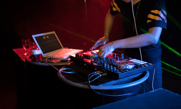 Premium Photo Dj Playing Turntable Music On Night Club Party