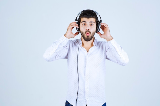 Free Photo | Dj wearing his headphones and listening to the music