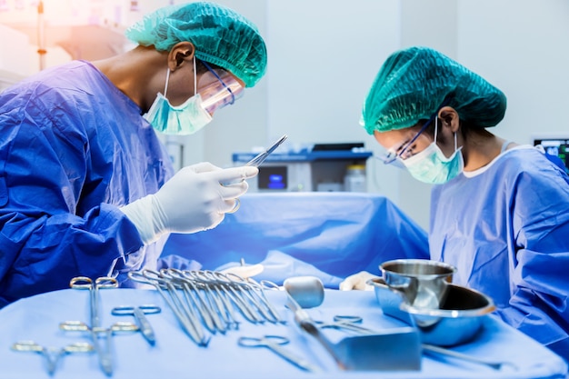 Premium Photo | Doctor and assistance medical team performing surgery on a  emergency patient