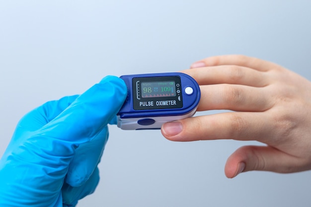 Premium Photo | Doctor checks patient oxygen saturation using a ...