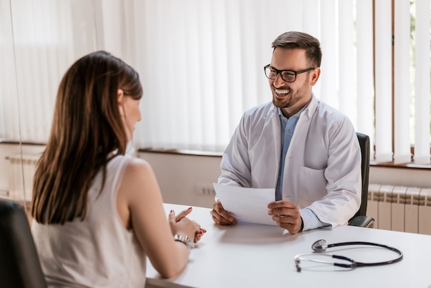 Doctor explaining prescription to patient, healthcare concept Premium Photo
