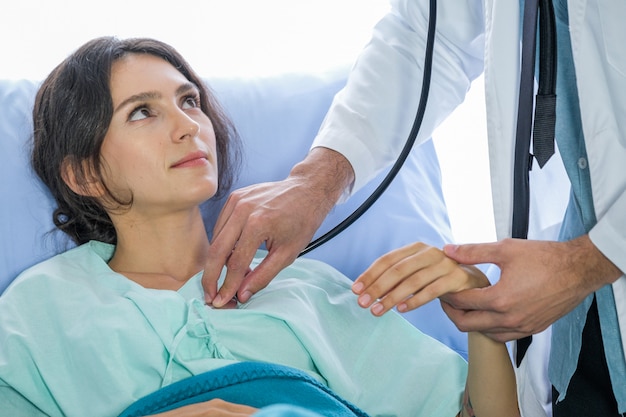 Premium Photo The Doctor Listened To The Female Patient S Heartbeat On The Bed In The Hospital Room