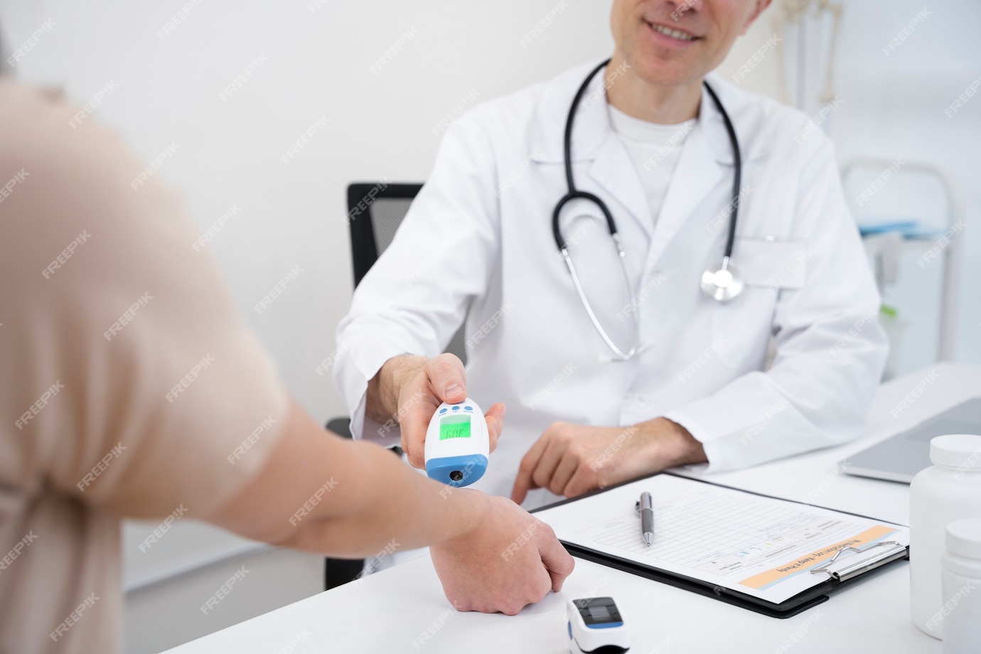 Free Photo Doctor Performing Routine Medical Checkup free-photo-doctor-performing-routine-medical-checkup