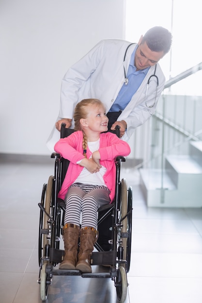 車椅子の医者押す女の子 プレミアム写真
