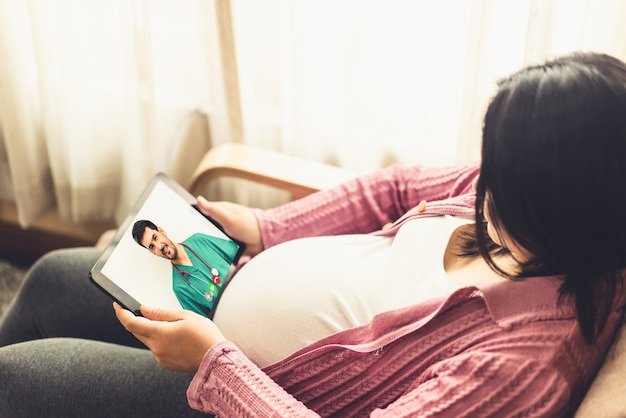 出生前ケアのための妊娠中の女性と医師遠隔医療サービスオンラインビデオ プレミアム写真