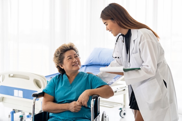 Premium Photo | Docyor checkup elderly patient