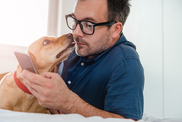 犬をなめる男の顔 プレミアム写真