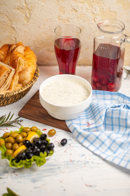 Dovga, yayla, caucasian soup made from yogurt and served with olives Free Photo