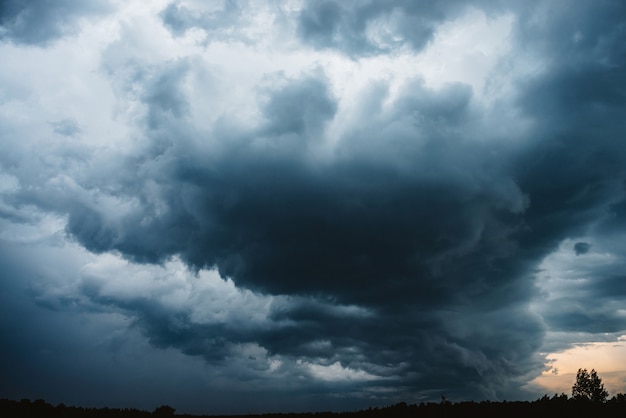 Premium Photo | Dramatic cloudscape. sunny light through dark heavy ...