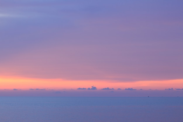 劇的なシンプルなパステル調の夕焼け空と熱帯の海 プレミアム写真