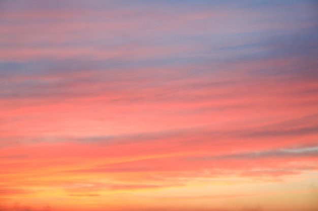 燃えるような雲 黄色 オレンジ ピンク色 自然の背景と劇的な夕焼け空の背景 美しい空 プレミアム写真