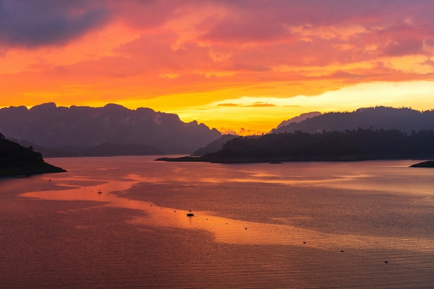 ダムの上面から見た薄明かりの空と雲のある劇的な夕日 カラフルな空のコンセプトの背景 コピースペース プレミアム写真