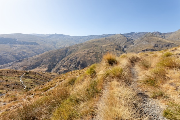 スペイン シエラネバダ山脈のナシミエント川渓谷の乾燥した風景の眺め 無料の写真