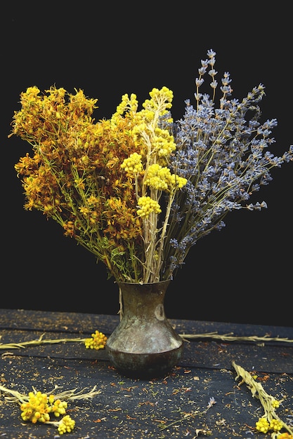 花瓶の乾燥ハーブの花 ツッサン よもぎ オレガノ ヘリクリサム ラベンダー プレミアム写真