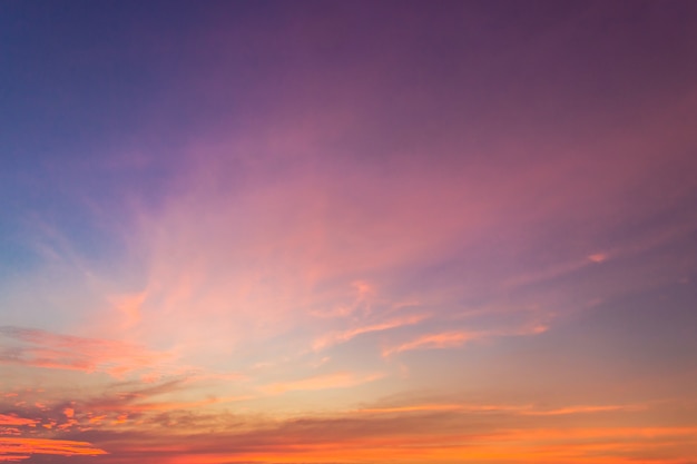 夕方 雄大な自然の背景に暗い青色の日光と夕暮れの空 プレミアム写真