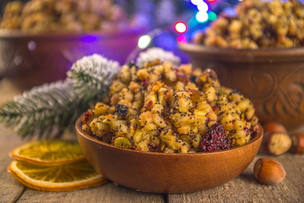 東ヨーロッパ ロシア ウクライナ スラブの伝統的なクリスマス料理 甘いクティア ドライフルーツ ケシの実 ナッツ プレミアム写真
