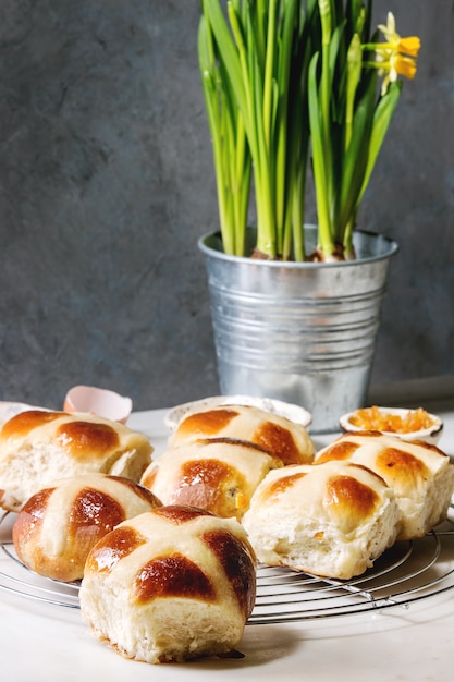 Premium Photo | Easter hot cross buns