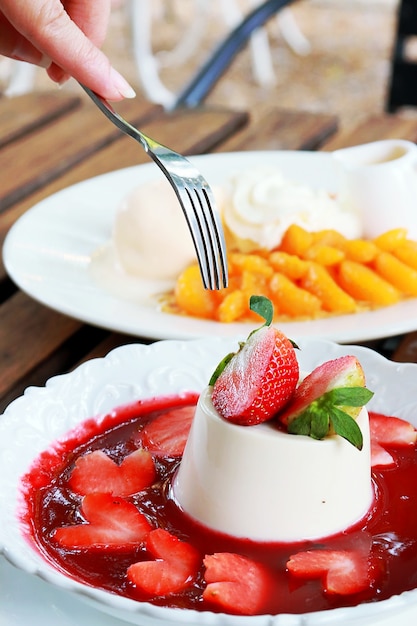 Eatting delicious italian dessert panna cotta | Premium Photo