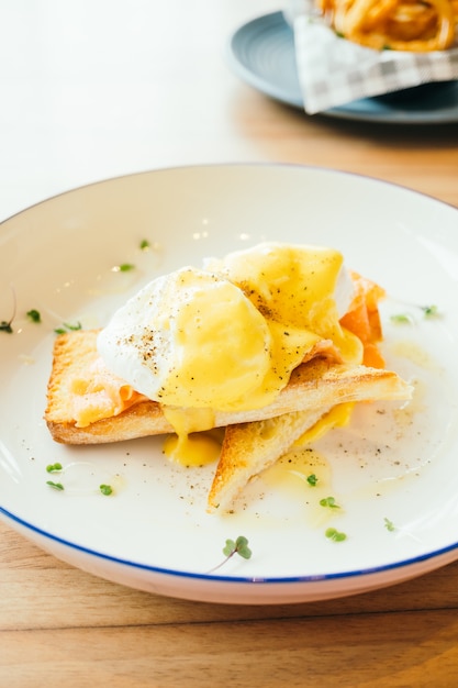 Free Photo | Eggs benedict with smoked salmon for breakfast