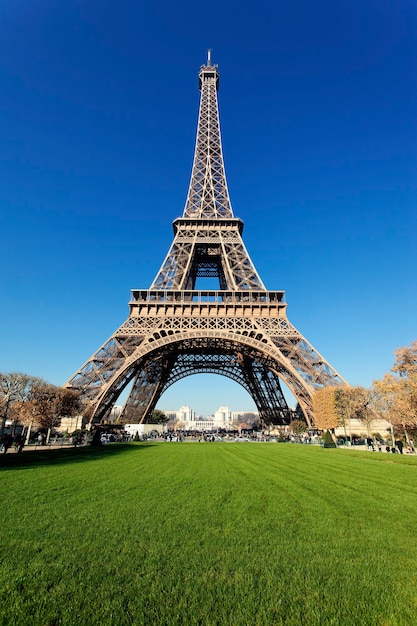 Free Photo | Eiffel tower in paris with gorgeous colors in autumn