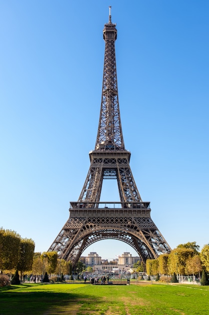Featured image of post Torre Eiffel Para Photoshop A user of 4chan who visited paris posted a photo of himself in front of the eiffel tower and demanded that someone with good knowledge in photoshop in perspective put the monument under his finger