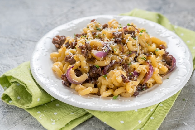 Premium Photo | Elbow pasta with mince beef