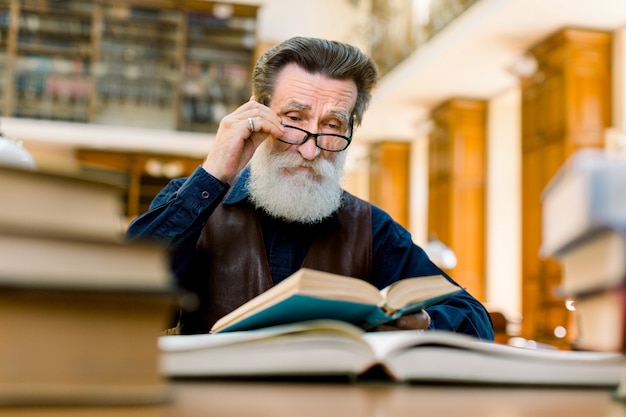 old man reader glasses