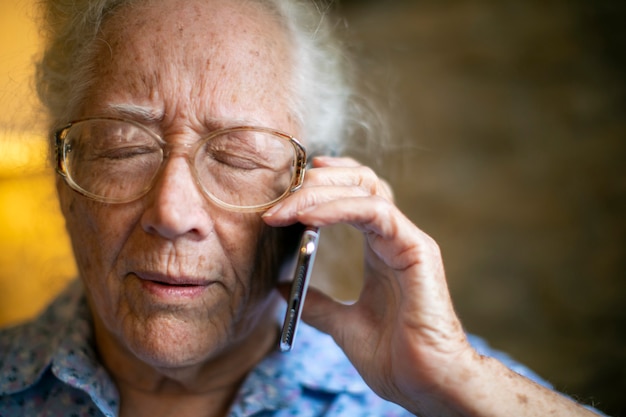 Premium Photo Elderly Woman Getting Bad News