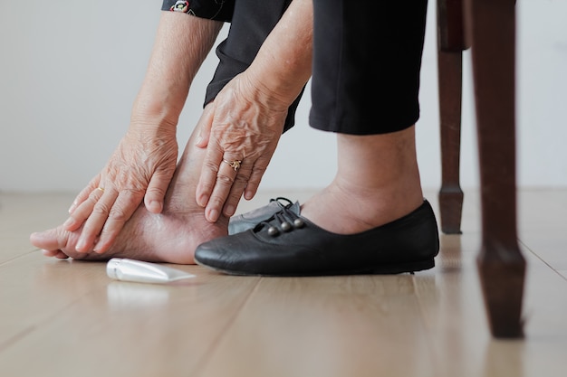 shoes for elderly ladies with swollen feet