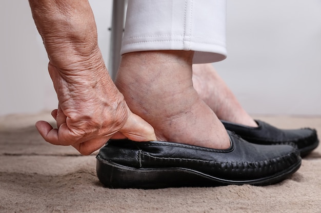 good shoes for elderly woman