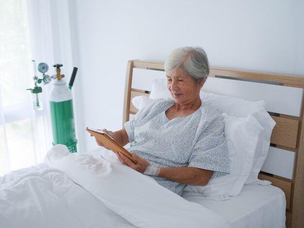 Premium Photo Elderly Woman Using Laptop In Hospital Room