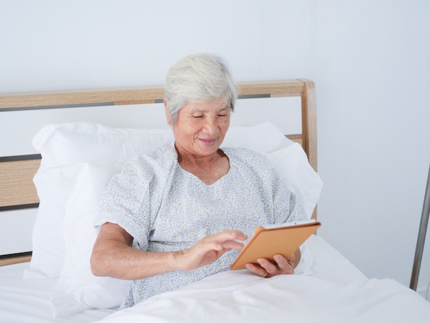 Premium Photo Elderly Woman Using Laptop In Hospital Room