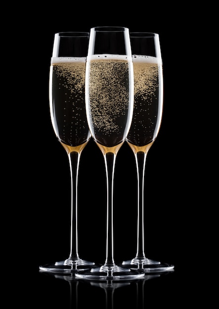 Пузырьки шампанского на черном фоне