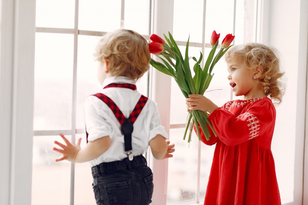 チューリップの花束を持つエレガントな小さな子供 無料の写真