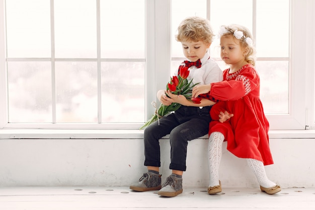 チューリップの花束を持つエレガントな小さな子供 無料の写真